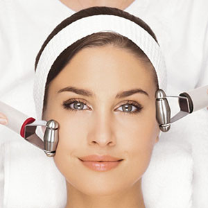 model getting facial threads