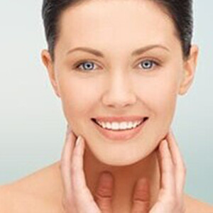 model holding her chin