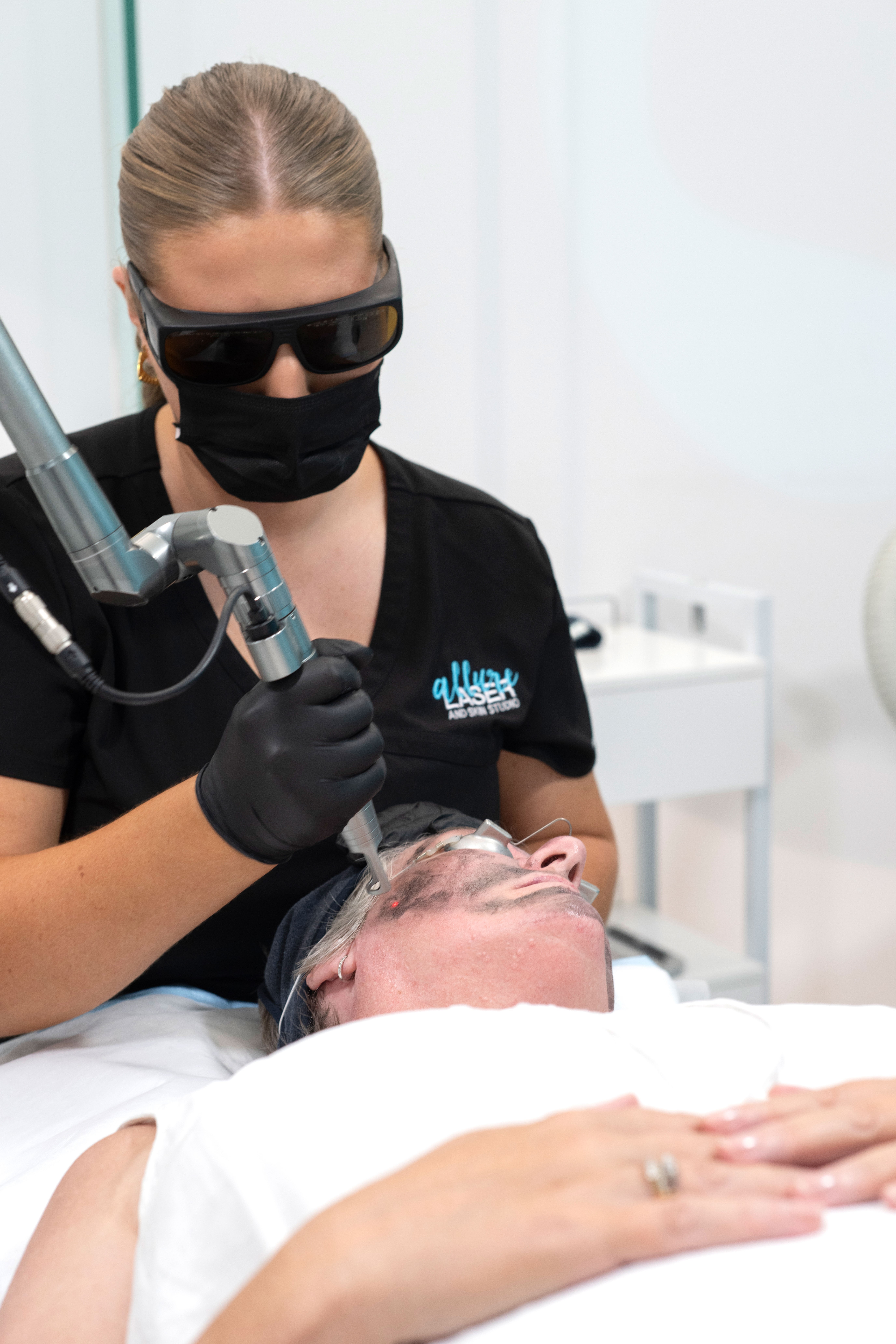 Hollywood Laser Facial – Does It Really Give That Red Carpet Glow? 4 Hollywood